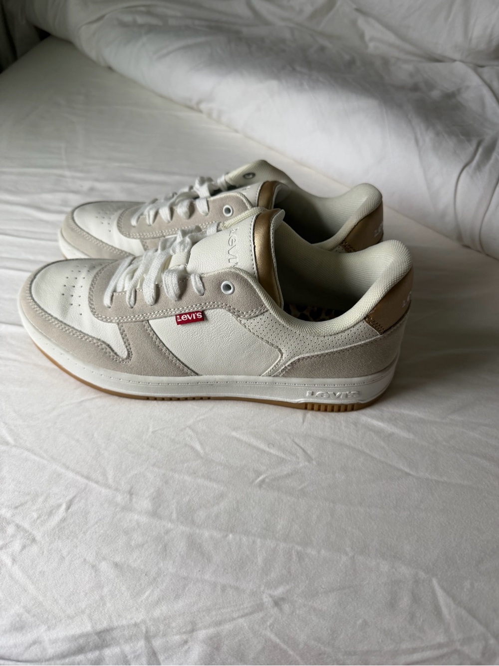 Levi's Women’s White and Tan Low-Top Sneakers